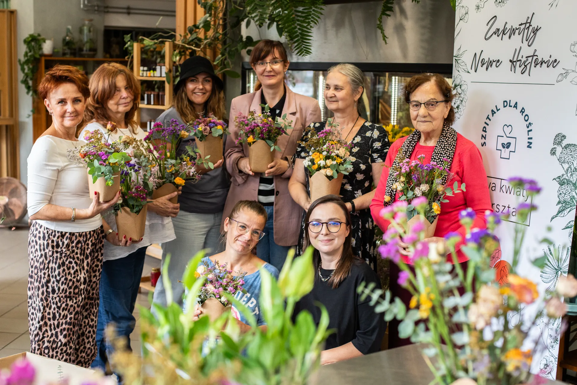 Uczestniczki warsztatów florystycznych z gotowymi bukietami