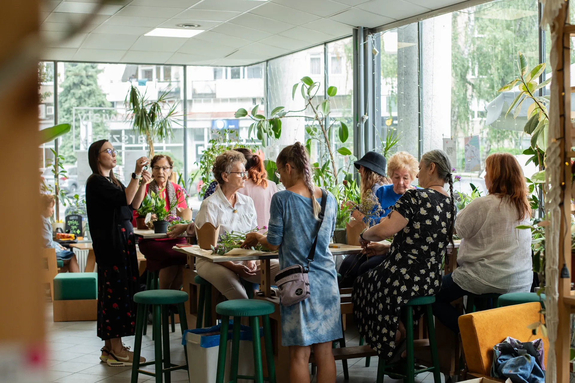 Uczestnicy warsztatów ogrodniczych Fundacji Czerwony Krakowiak sadzą rośliny w Krakowie