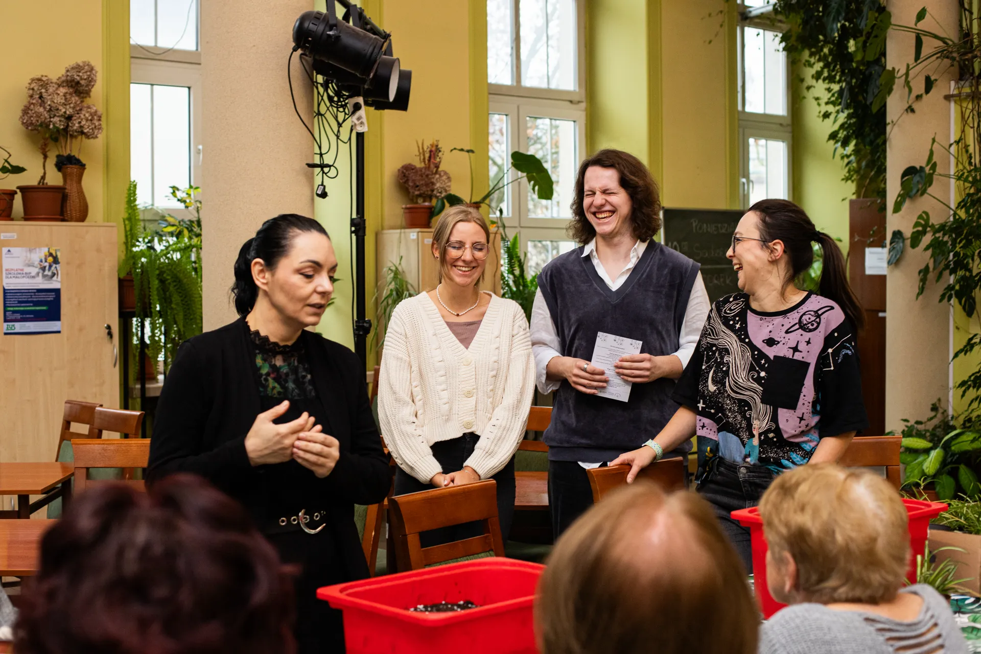 Wolontariusze Fundacji Czerwony Krakowiak podczas pracy z roślinami