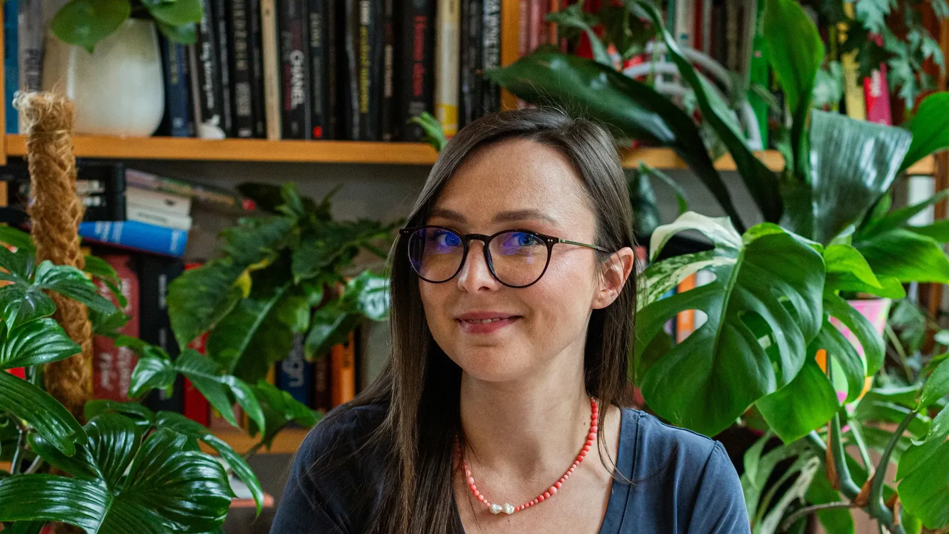 Beata Śpiewak-Siwulska, lekarz roślin Fundacji Czerwony Krakowiak, wśród roślin doniczkowych