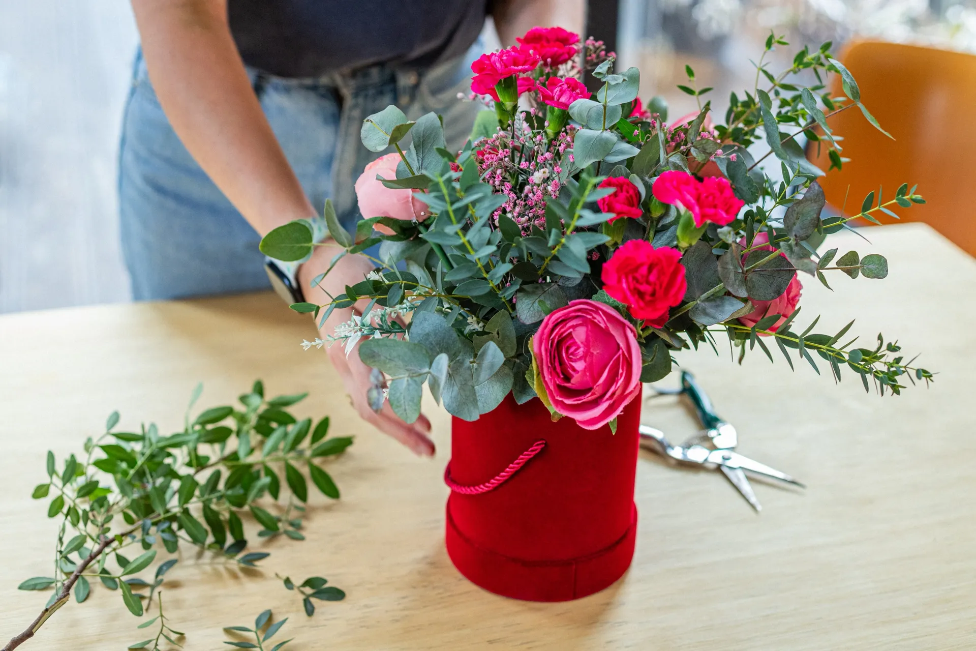 Warsztat flowerboxów z żywych kwiatów dla firmy