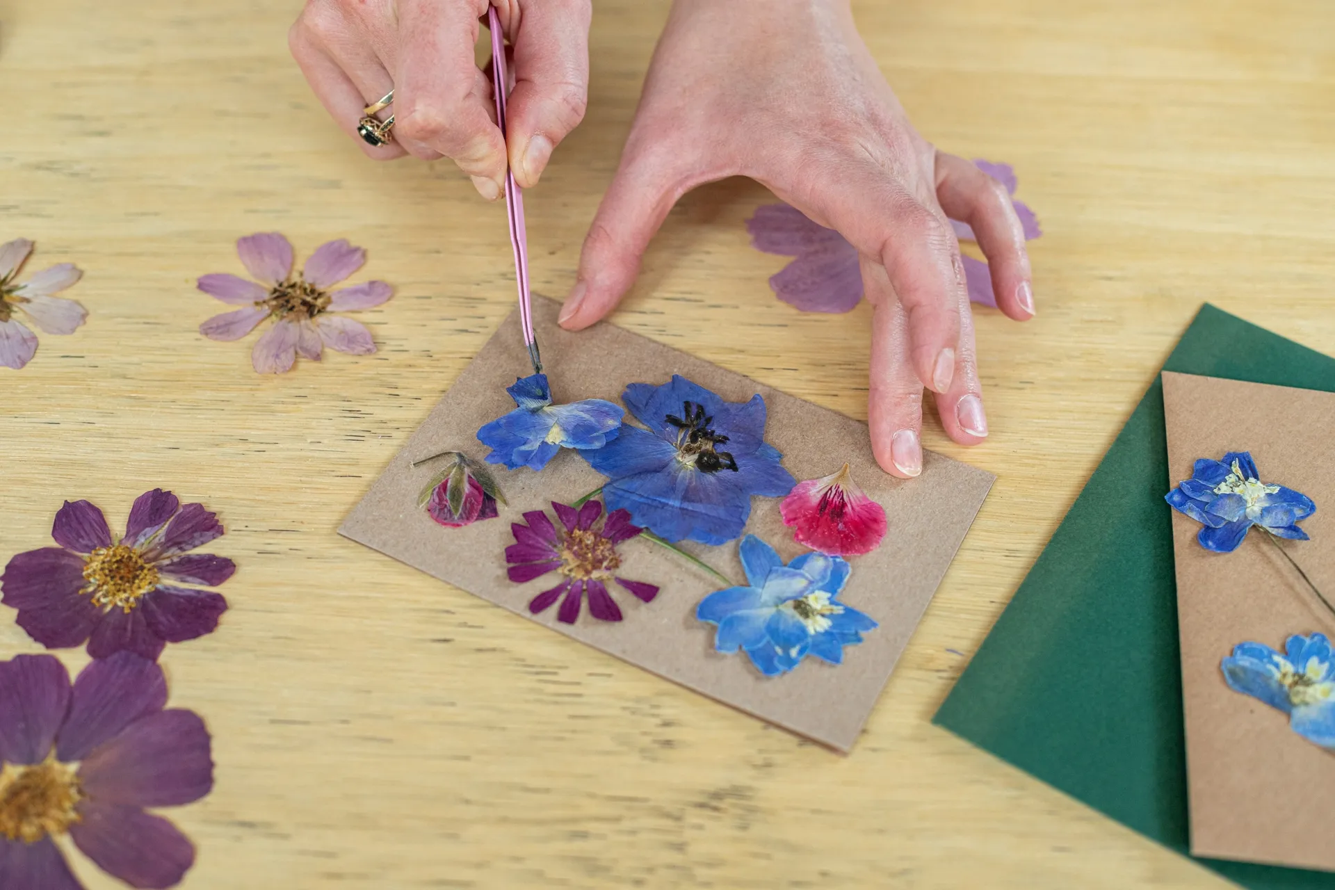 Warsztaty tworzenia kartek z suszonych kwiatów