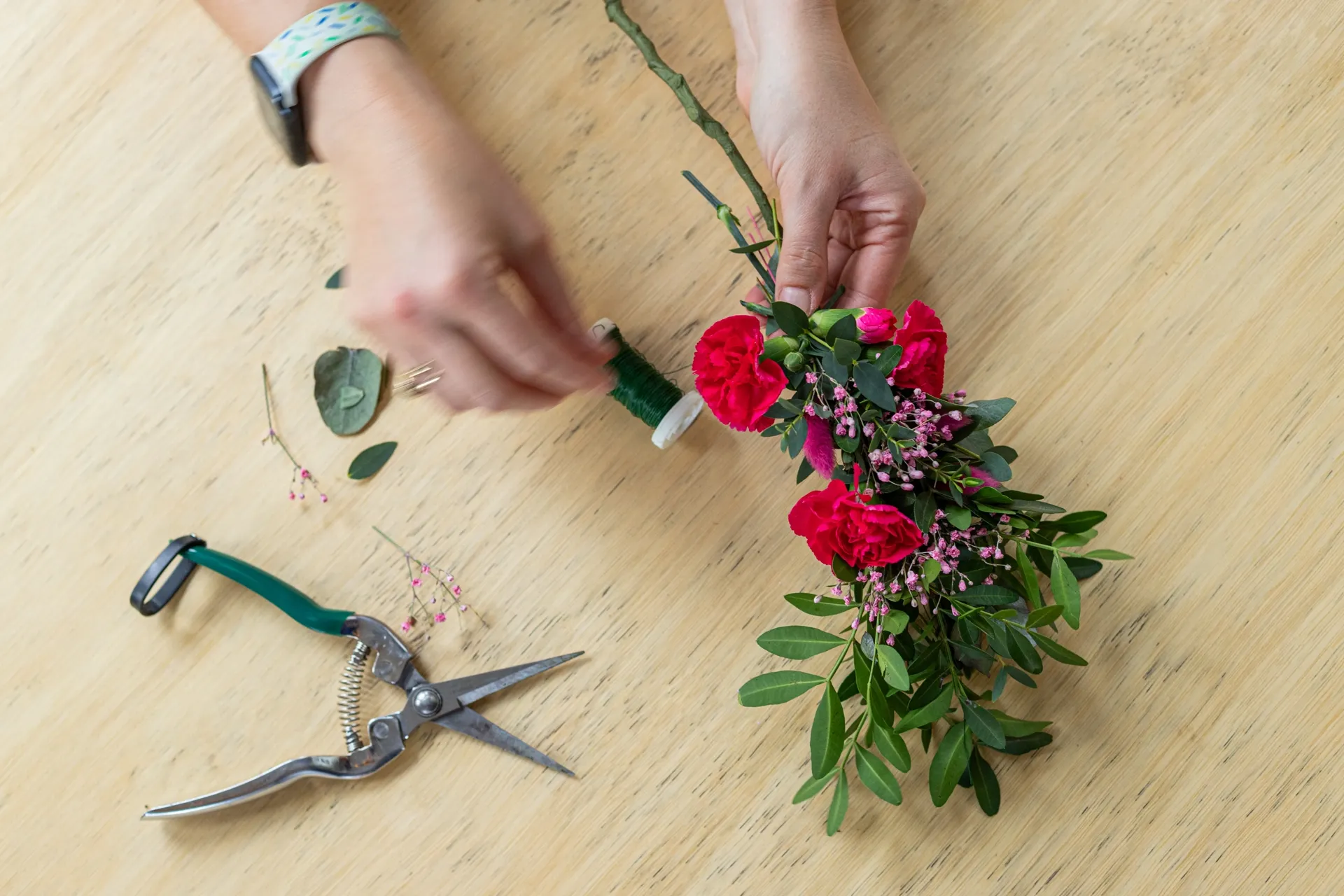 Warsztaty plecenia wianków z żywych kwiatów