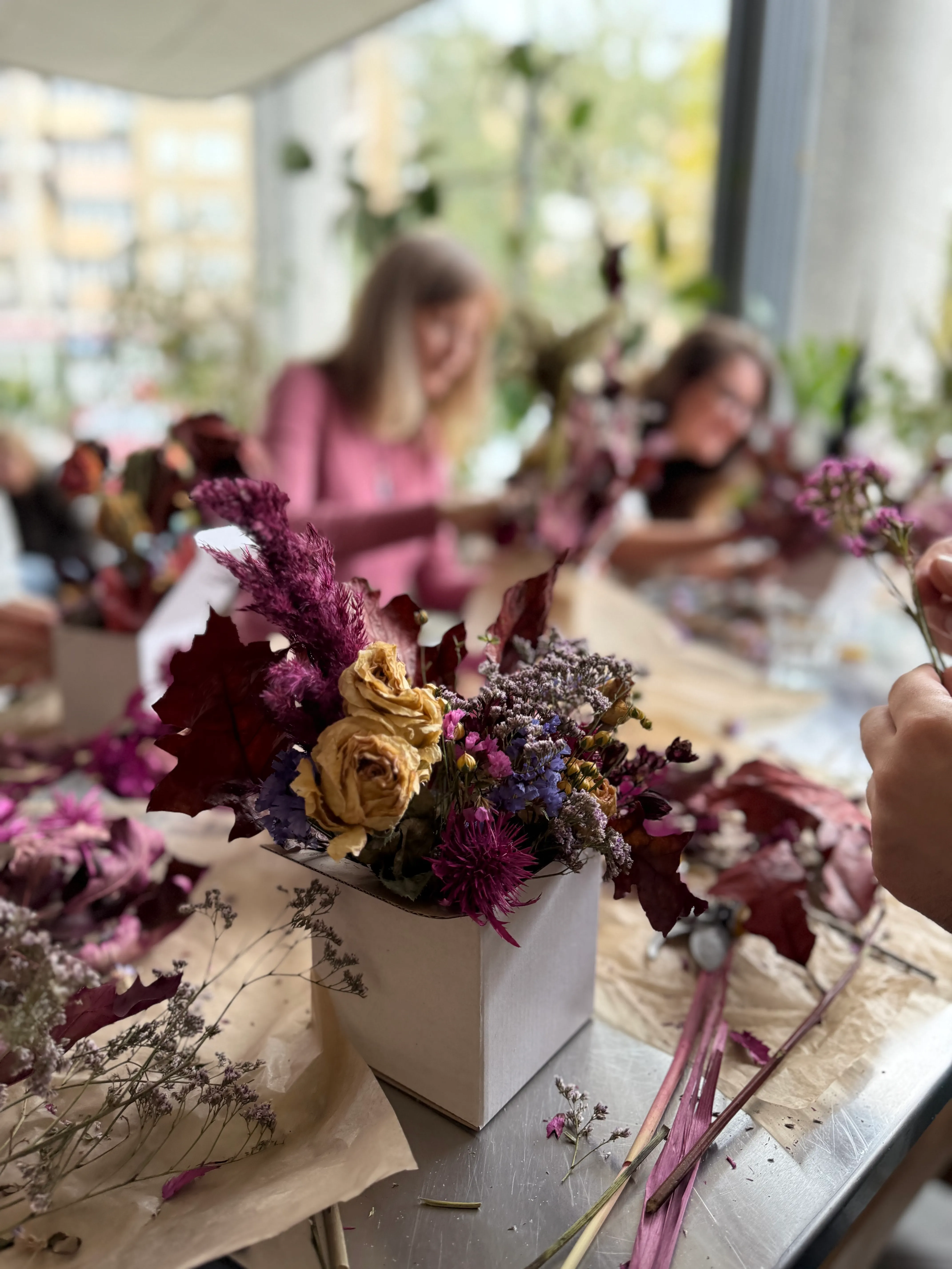 Gotowy flowerbox z suszonymi kwiatami i liśćmi