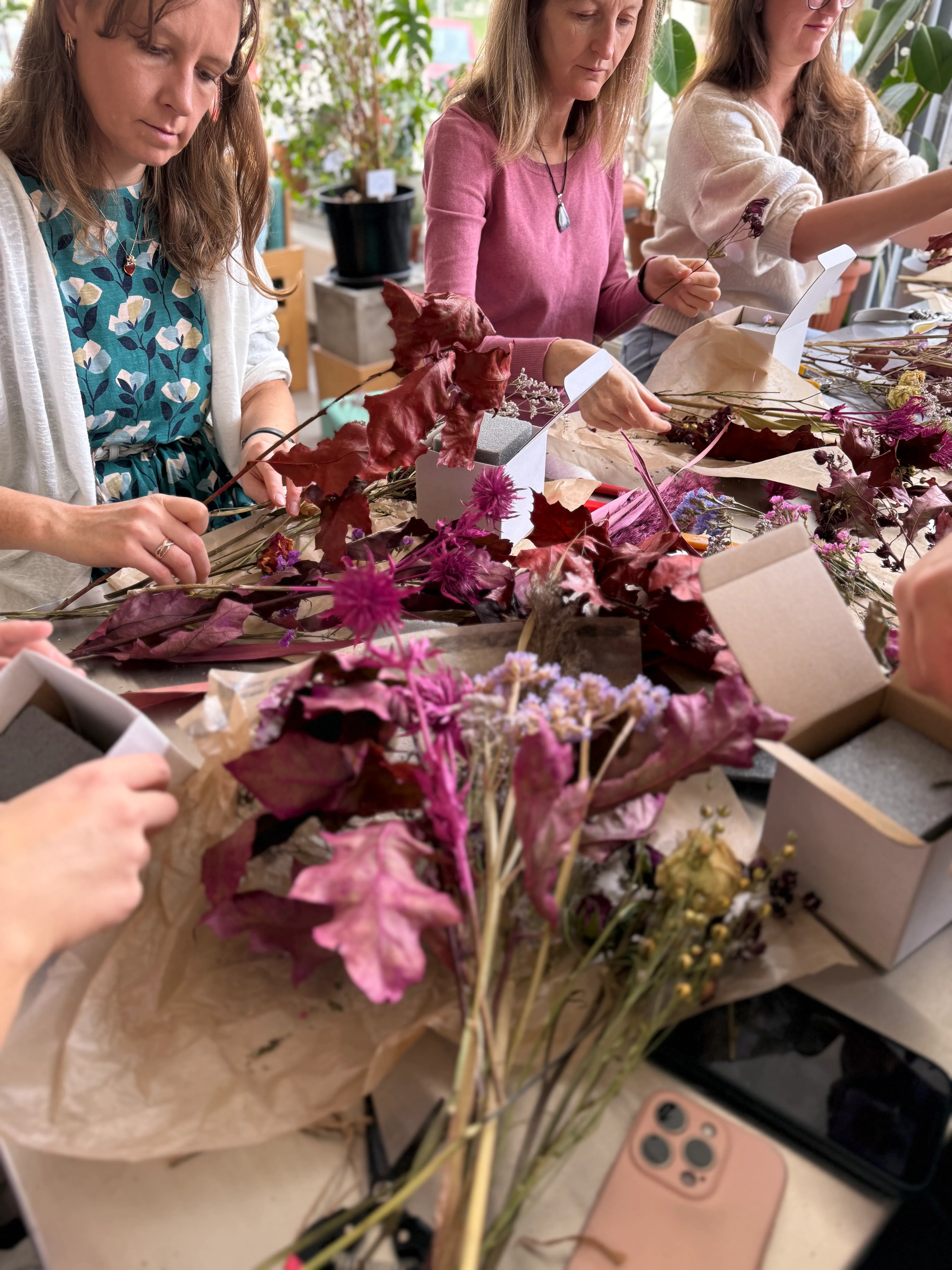 Uczestniczki tworzące flowerbox z suszonych kwiatów