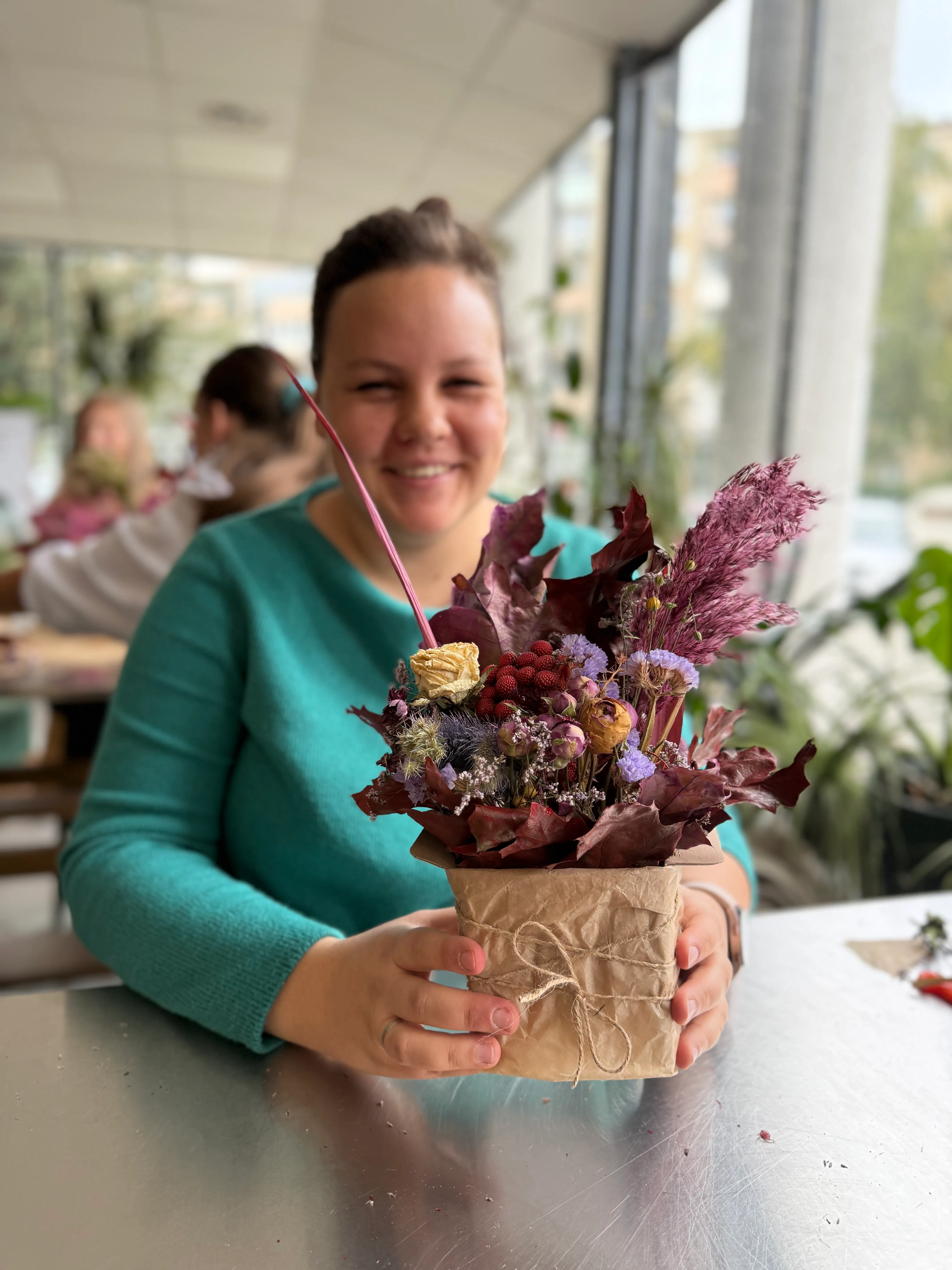 Uśmiechnięta uczestniczka z gotowym flowerboxem