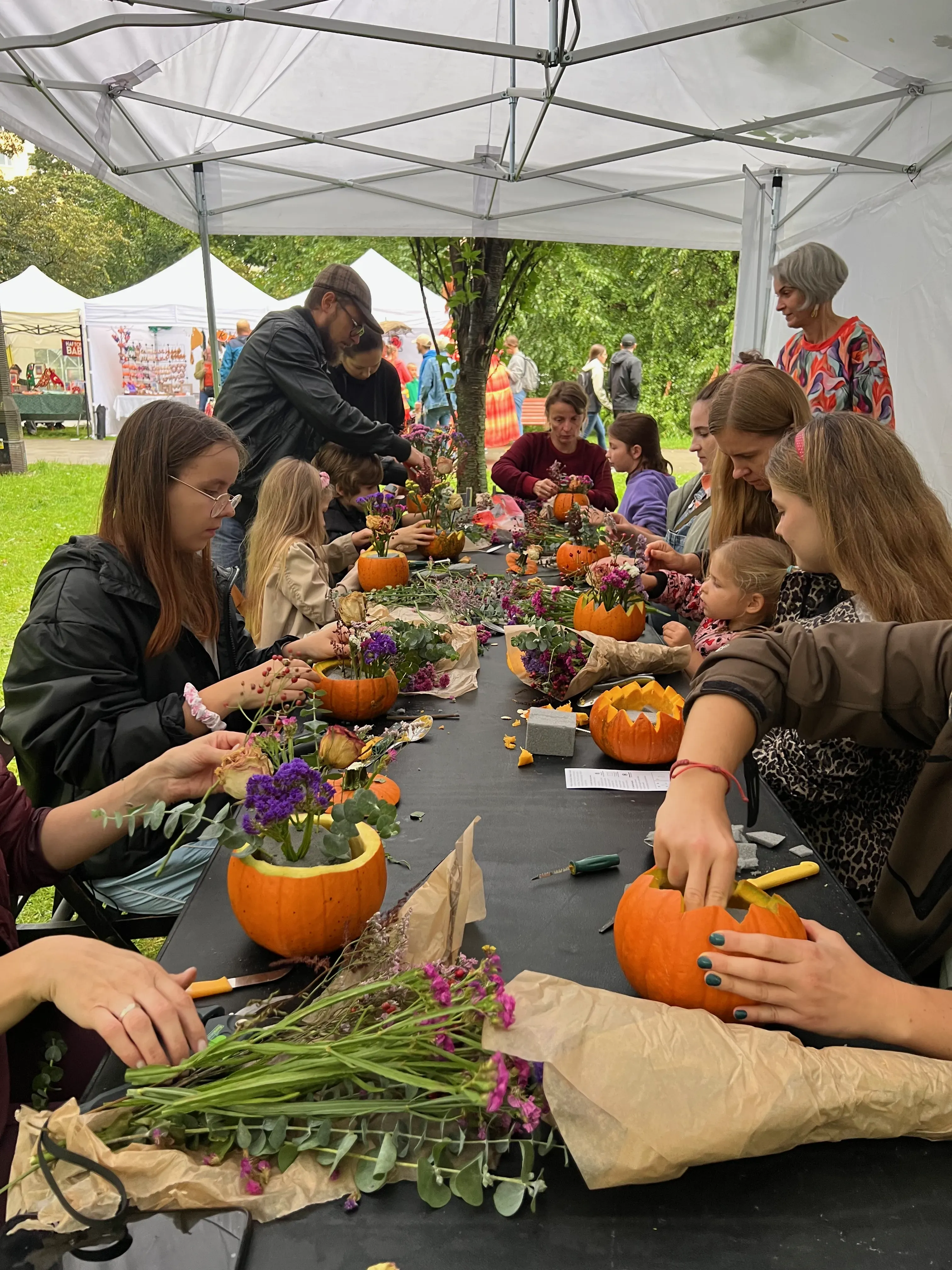 Uczestnicy warsztatów florystycznych Zaklęte w Dyni